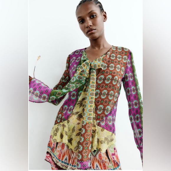 Zara Tops - Zara women shirt, size M 💜💚